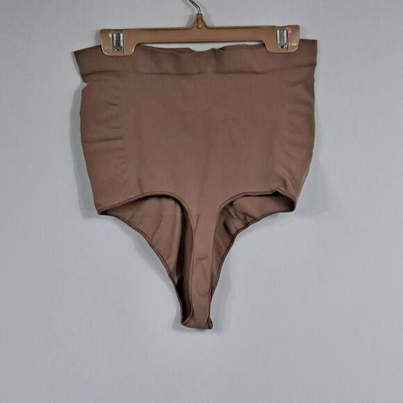 SKIMS Sculpting bottom shaper Nwot - Picture 4 of 5